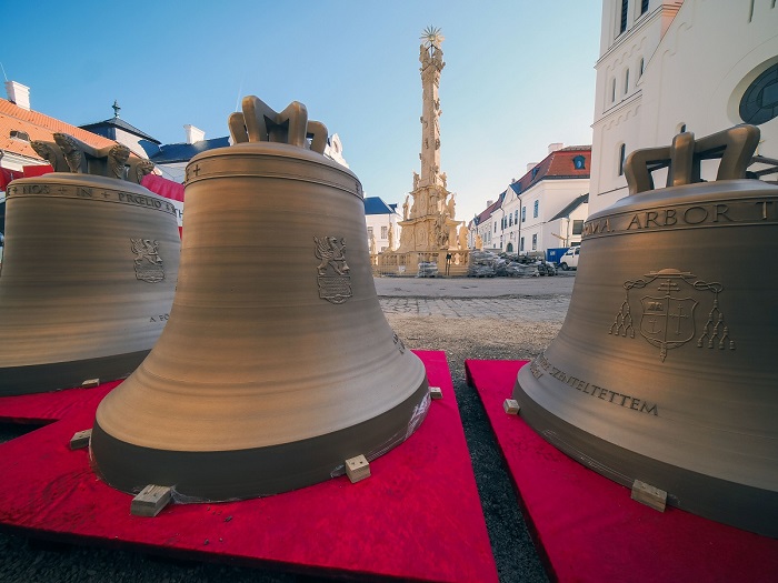 Hazatért az „Öreg Mihály” is, a veszprémi Szent Mihály Főszékesegyház új harangja