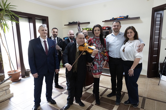 Szerenáddal a házasság hetéért a Dankó Rádióval