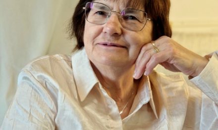 Hoffmann Katalin költő, művészeti szakreferens, akit a művészet különleges emberek barátságával ajándékozott meg