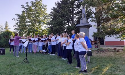 A Kodály Zoltán Vegyeskar (Iparos Dalárda) évadzáró koncertje a Kecskeméti Arborétumban