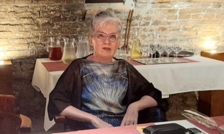 Egrégi Bebek Pelsőczy Katalin költő, aki verseiben „csöndesen üzen, eszmélés hitével szentül ölelkezve”