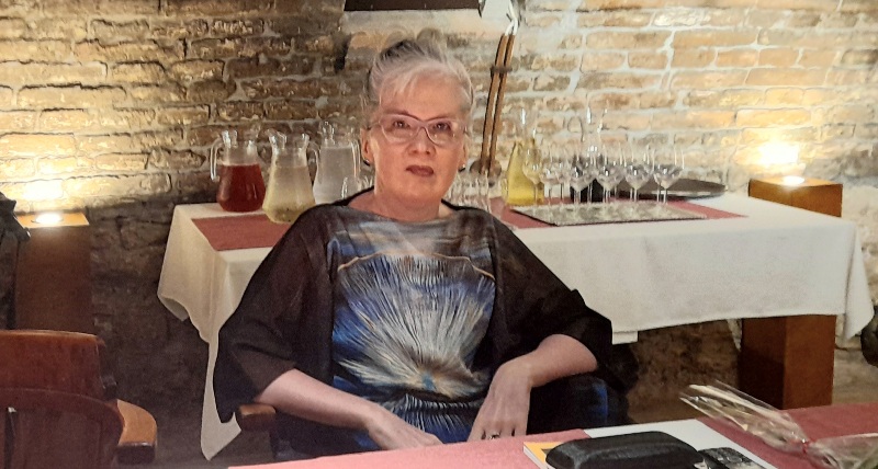 Egrégi Bebek Pelsőczy Katalin költő, aki verseiben „csöndesen üzen, eszmélés hitével szentül ölelkezve”
