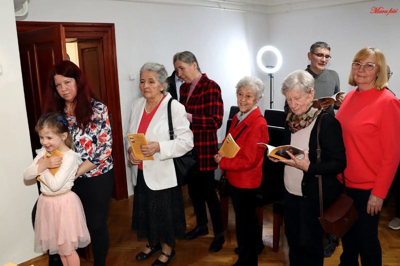 Egrégi Bebek Pelsőczy Katalin költő, aki verseiben „csöndesen üzen, eszmélés hitével szentül ölelkezve”