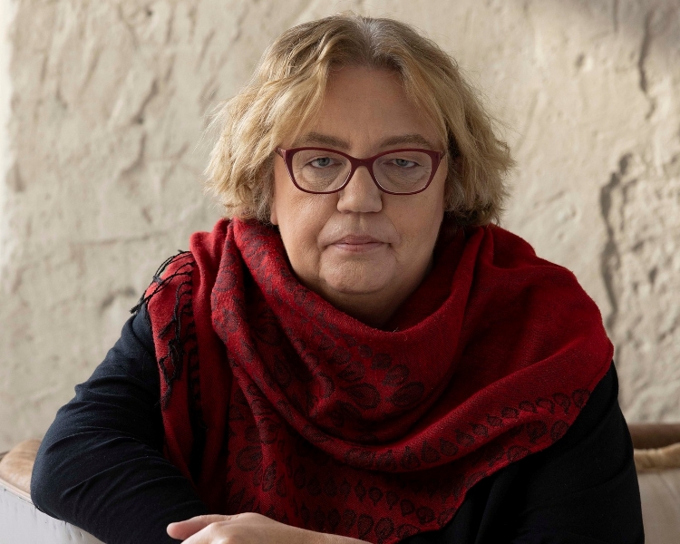 Bányai Júlia, a honvédszázados – Könyvespolc
