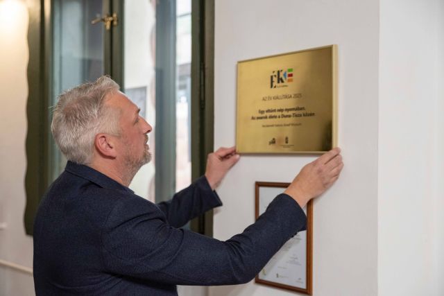 Elhelyezték a Cifrapalotában Az Év Kiállítása 2025 díjat jelképező réztáblát