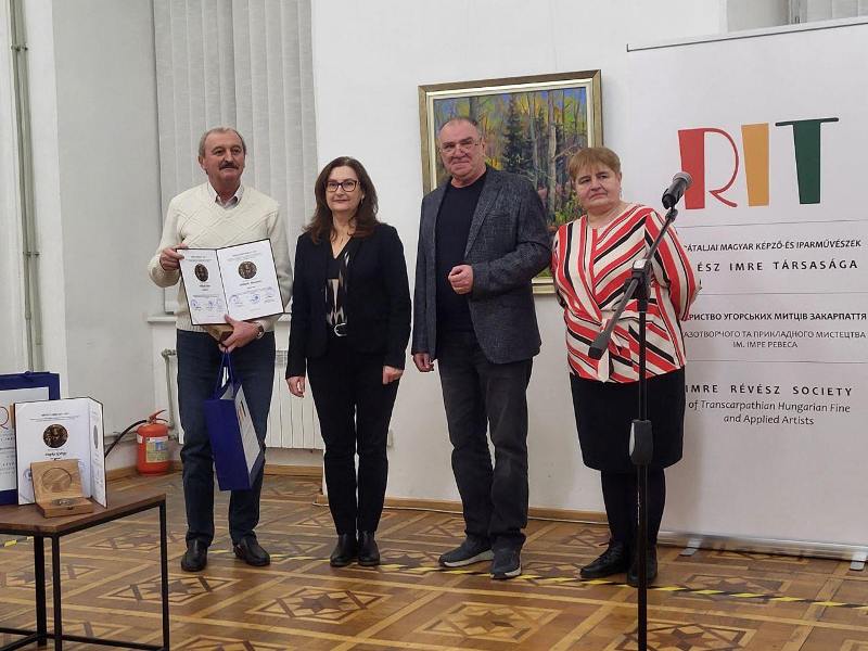Többgenerációs művész a kárpátaljai festészet élvonalában: Villásek Tibor kapta idén a Révész Imre-díjat