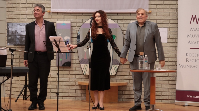 Bolondulásig szeretni volna jó - Orbán Bori énekelt a kecskeméti könyvtárban