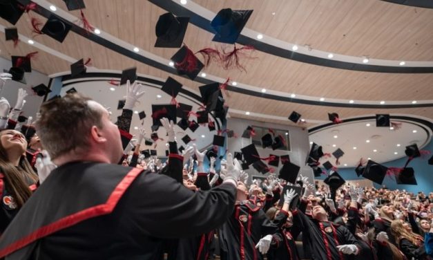 Közel 400 diplomát adtak át a Neumann János Egyetemen