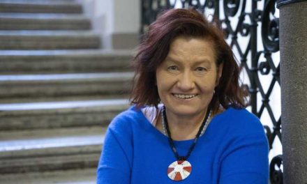 Bánki Éva József Attila-díjas író, irodalomtörténész, trubadúrkutató, aki „tud küzdeni, ahogy várni is, hosszútávfutó vagy inkább hosszútávúszó”