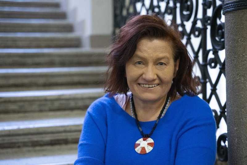Bánki Éva József Attila-díjas író, irodalomtörténész, trubadúrkutató, aki „tud küzdeni, ahogy várni is, hosszútávfutó vagy inkább hosszútávúszó”