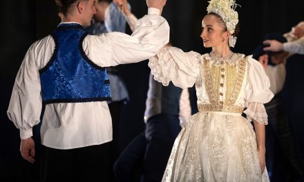 Duna-menti népek táncai a Nemzeti Színházban