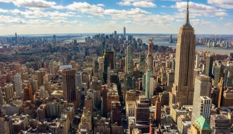 Köves Gábor: Apropó, New York – Könyvespolc