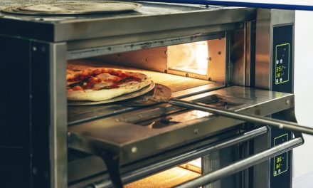 A tökéletes pizza titka 2026-ban: Nápolyi vs. Római trendek és a házhozszállítás kihívásai