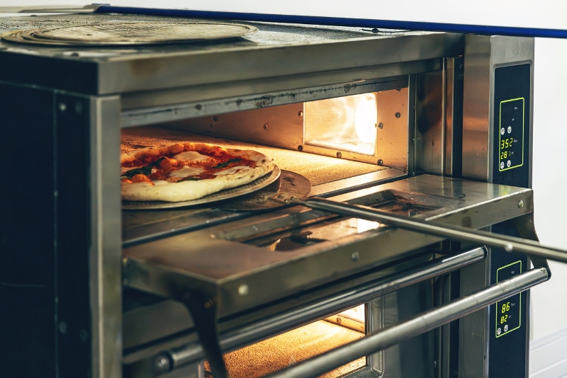 A tökéletes pizza titka 2026-ban: Nápolyi vs. Római trendek és a házhozszállítás kihívásai